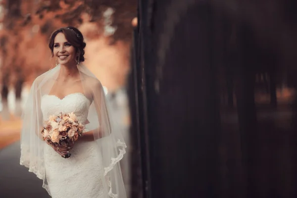 Sposa con mazzo di fiori — Foto Stock