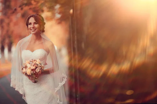 Novia con ramo de flores —  Fotos de Stock