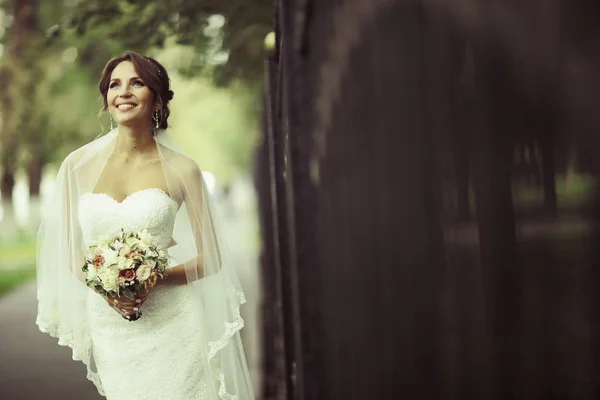 Noiva com buquê de flores — Fotografia de Stock