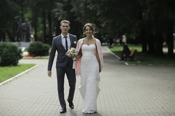 Bride and groom in summer park — Stock Photo, Image