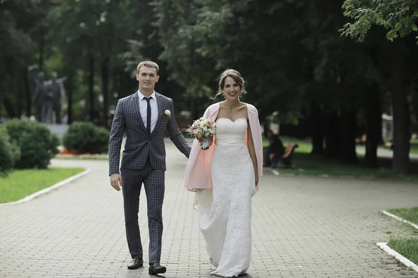 Bride and groom in summer park — Stock Photo, Image