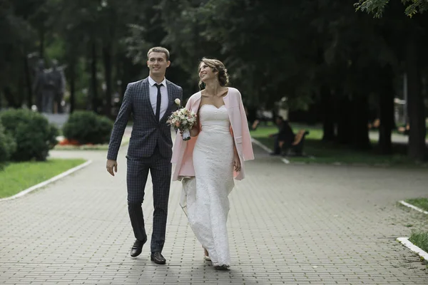 Gelin ve damat yaz Park — Stok fotoğraf