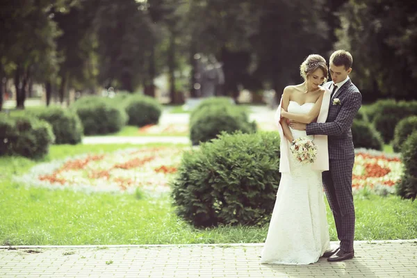 Mariée et marié dans le parc d'été — Photo