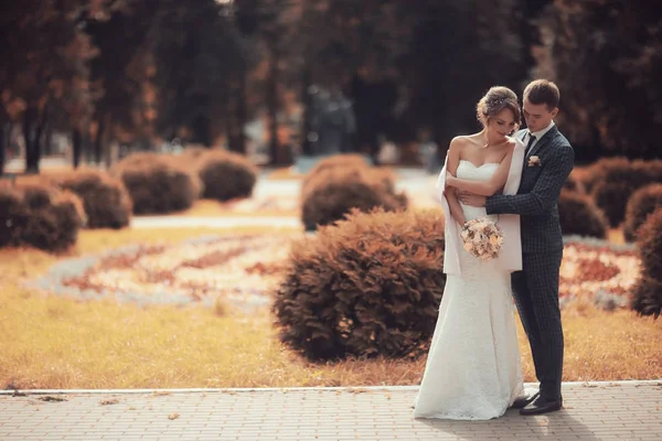 Mariée et marié dans le parc d'automne — Photo