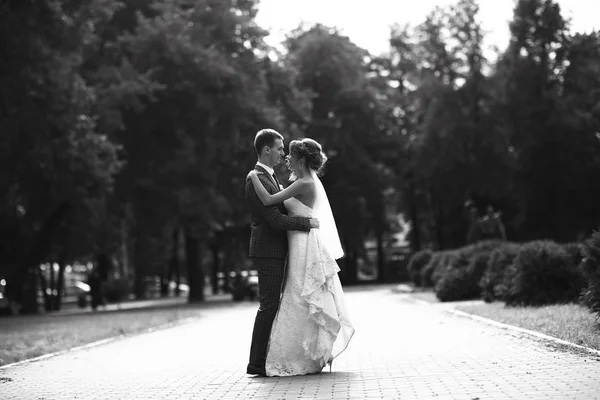 Novia y novio en el parque — Foto de Stock