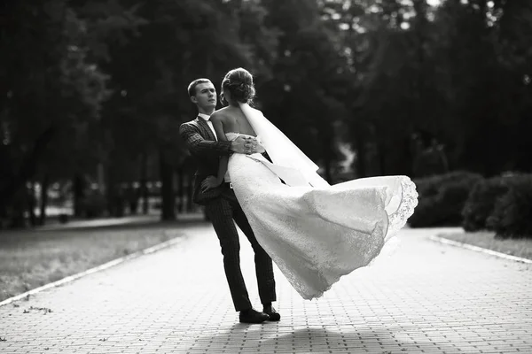 Novia y novio en el parque — Foto de Stock