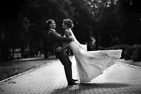 Ballo nuziale di sposa e sposo in parco — Foto Stock