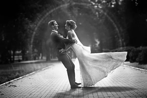 Gelin ve damat parkta 