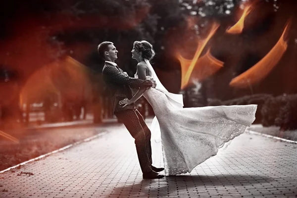 Wedding dance of bride and groom in park — Stock Photo, Image