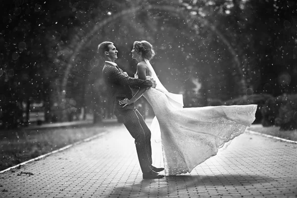 Gelin ve damat parkta 