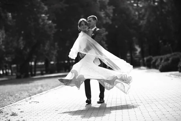 Wedding dance of bride and groom in park — Stock Photo, Image