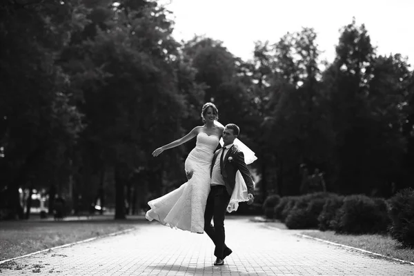 Ballo nuziale di sposa e sposo in parco — Foto Stock