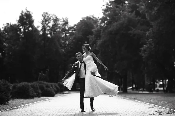 Gelin ve damat parkta 