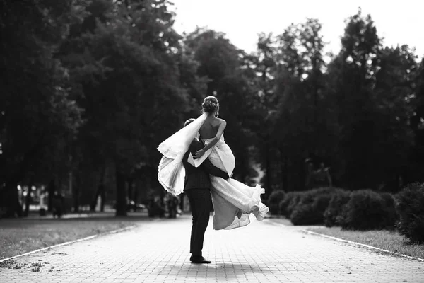 Svatební tanec nevěsty a ženicha v parku — Stock fotografie