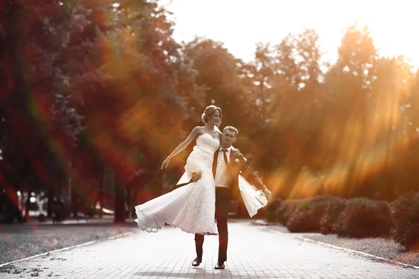 Hochzeitstanz von Braut und Bräutigam im Park — Stockfoto