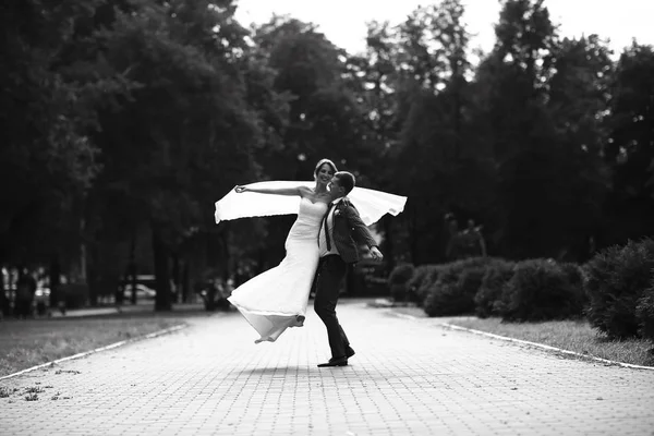 Gelin ve damat parkta 