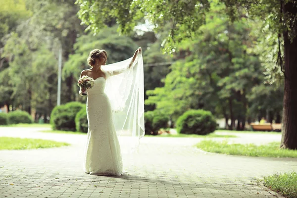 Panna młoda w białej sukni ślubnej — Zdjęcie stockowe