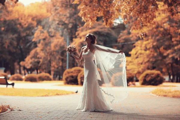 Noiva em vestido de noiva branco — Fotografia de Stock