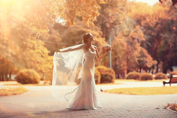 穿着白色婚纱的新娘 — 图库照片