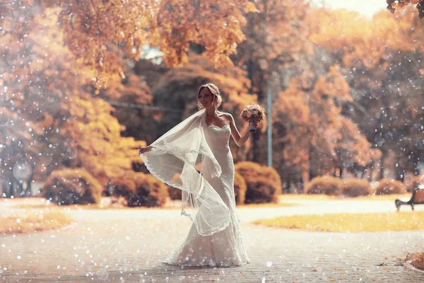 Gelin beyaz gelinlik içinde  