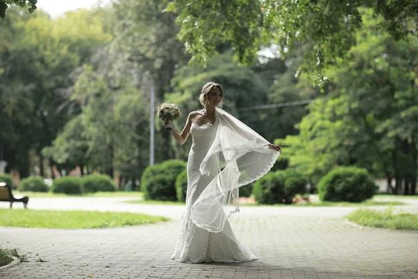 Yaz parkta güzel gelin 