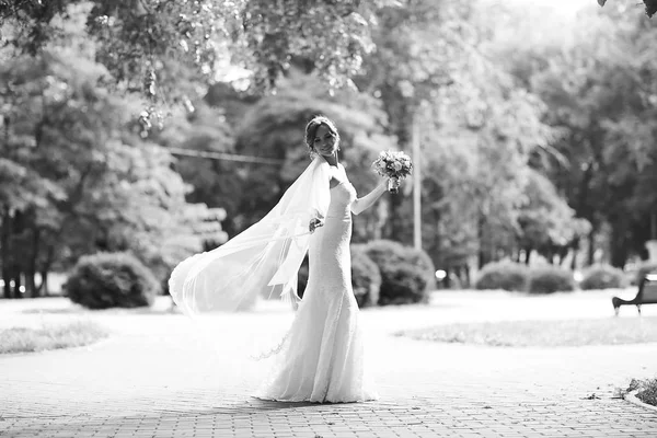 Gelin beyaz gelinlik içinde  