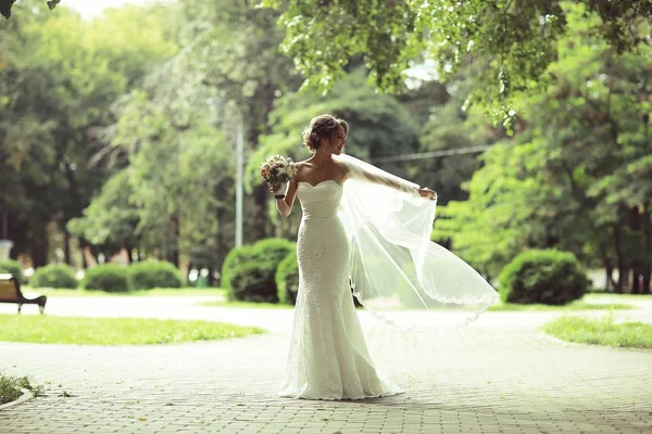 Nyári park a gyönyörű menyasszony — Stock Fotó