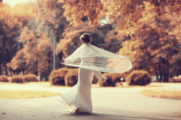 Brud i vit brudklänning — Stockfoto