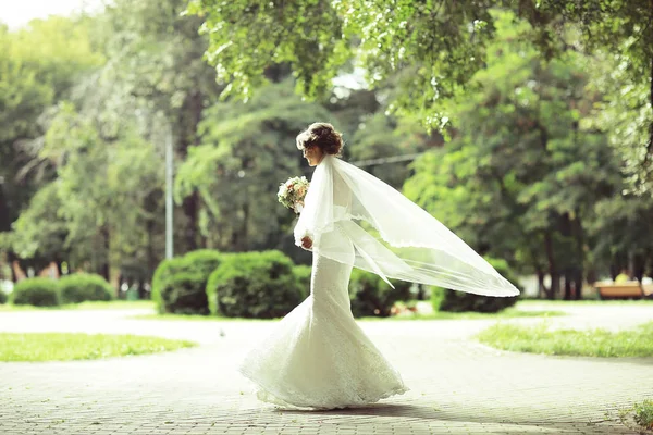 Yaz parkta güzel gelin 