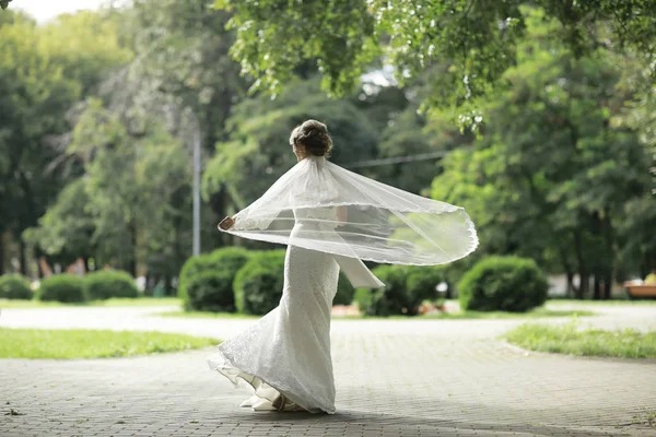 Bella sposa nel parco estivo — Foto Stock