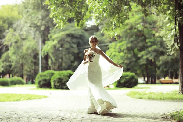 Bella sposa nel parco estivo — Foto Stock