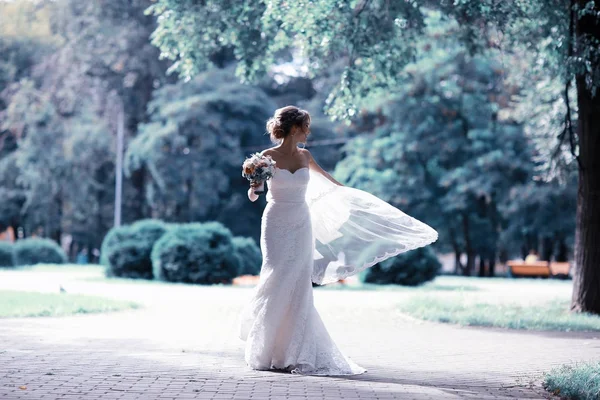 Bella sposa nel parco estivo — Foto Stock