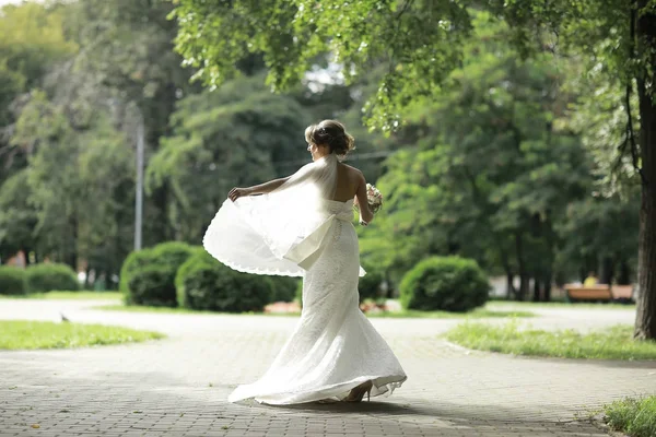 Yaz parkta güzel gelin 