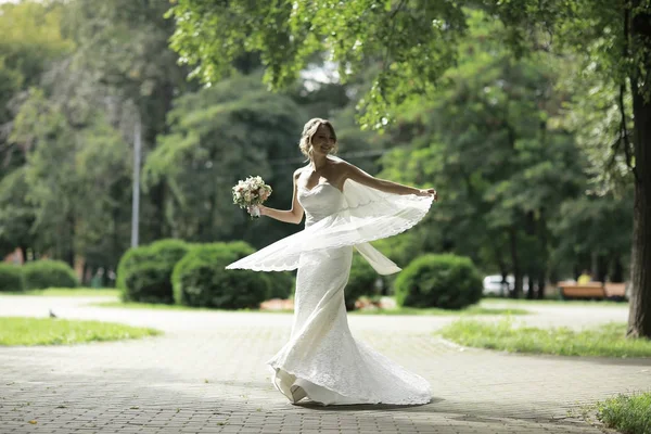 Bella sposa nel parco estivo — Foto Stock