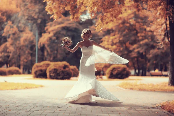 Panna młoda w białej sukni ślubnej — Zdjęcie stockowe