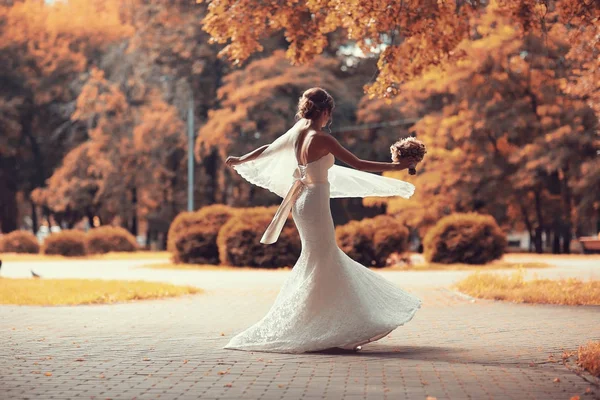 Menyasszony fehér esküvői ruha — Stock Fotó