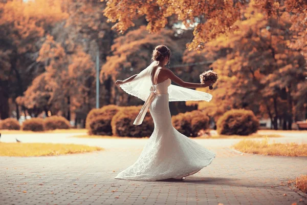 Sposa in abito da sposa bianco — Foto Stock