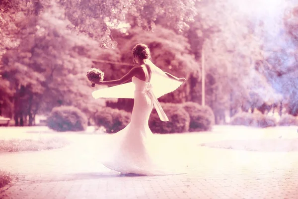Sposa in abito da sposa bianco — Foto Stock