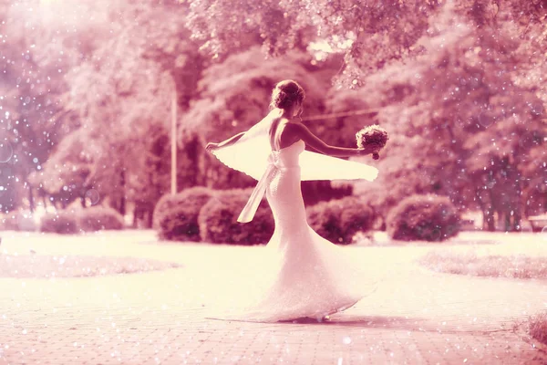 Gelin beyaz gelinlik içinde  