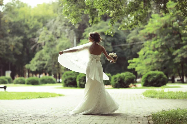 Yaz parkta güzel gelin 