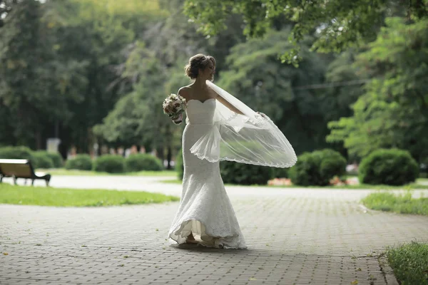 Bella sposa nel parco estivo — Foto Stock