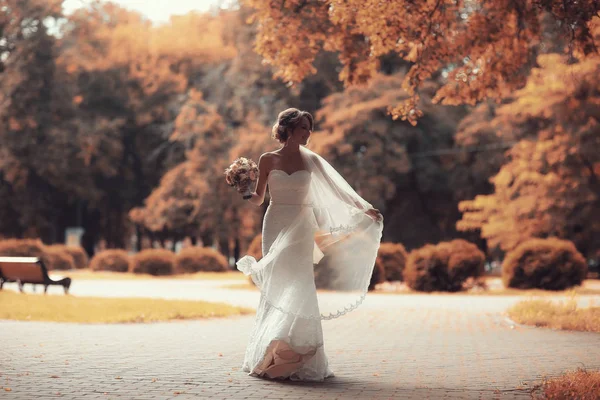 Sposa in abito da sposa bianco — Foto Stock