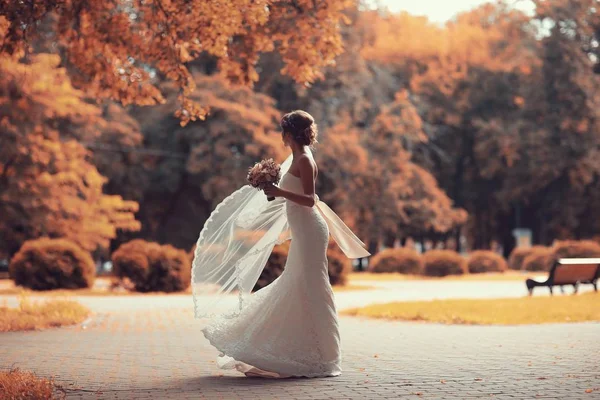 Brud i vit brudklänning — Stockfoto
