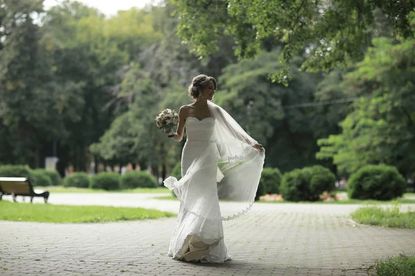 Yaz parkta güzel gelin 