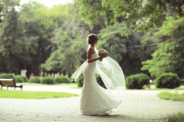 Yaz parkta güzel gelin 