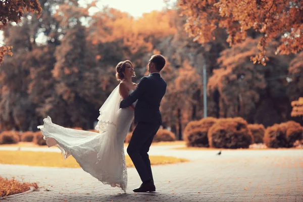 Gelin ve damat sonbahar parkında — Stok fotoğraf