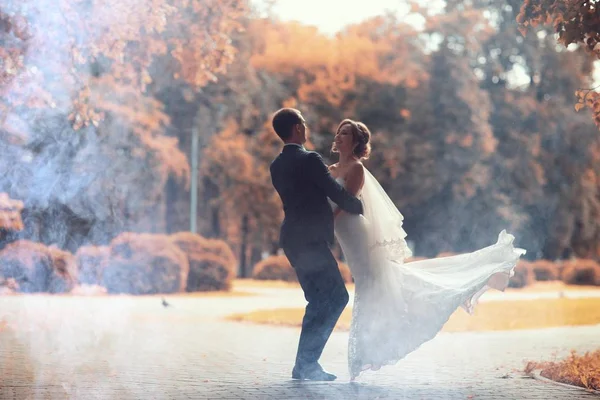 gelin ve damat sonbahar parkında