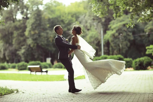 Gelin ve damat Park dans düğün 