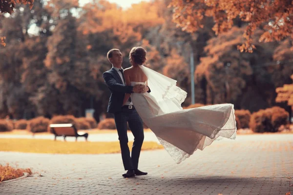 gelin ve damat sonbahar parkında