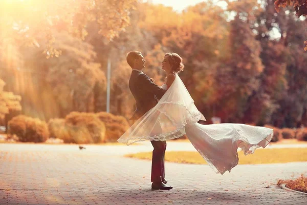 Nevěsta a ženich v podzimním parku — Stock fotografie